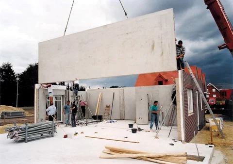 Montage eines vorgefertigten Wandbauteils